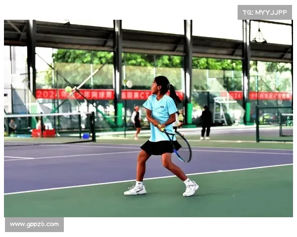 网球比赛中观众热情高涨 掀起赛事气氛高潮 展现体育精神与激情魅力 网球比赛中观众热情高涨 掀起赛事气氛高潮 展现体育精神与激情魅力